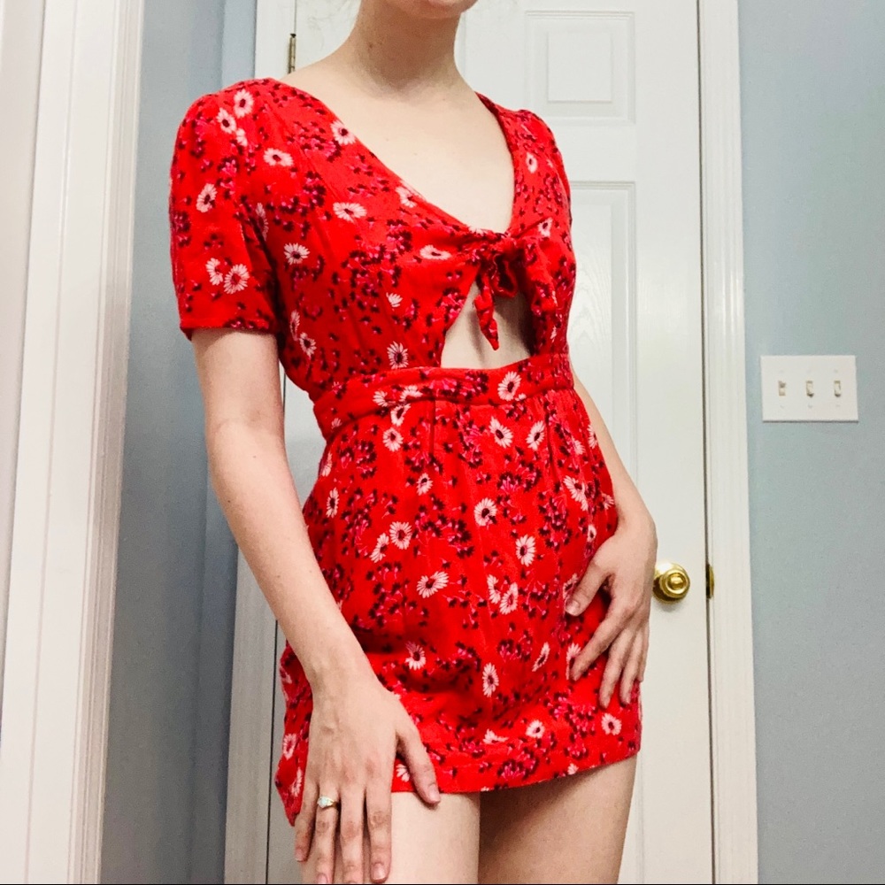 Free People Red Floral Cut Out Mini Romper Vacation Summer Dress Size 6 Small